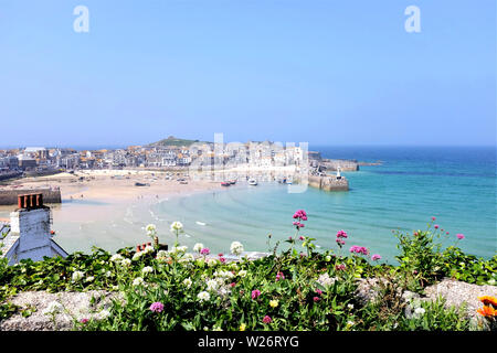 St Ives, Cornwall, UK. Le 26 juin 2019. Prise à marée basse dans les jardins de la belle Malakoff port et la ville de St Ives en Cornouailles, Royaume-Uni. Banque D'Images