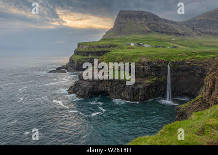 Mulafossur Gassadalur et Village sur Vagar et îles de Faroe Islands Banque D'Images