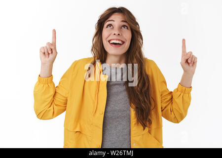 Sentiment de fille heureux hasard. awesome incroyable reconnaissant Heureux happy smiling attractive look féminin pointant vers le haut, fasciné et impressionné ravis inte Banque D'Images