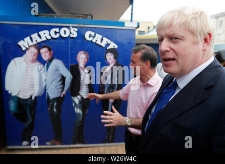 Candidat à la direction du parti conservateur Boris Johnson avec Secrétaire Gallois Alun Cairns lors d'une visite à l'île de Barry, dans le sud du Pays de Galles. Banque D'Images