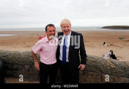 Candidat à la direction du parti conservateur Boris Johnson avec Secrétaire Gallois Alun Cairns lors d'une visite à l'île de Barry, dans le sud du Pays de Galles. Banque D'Images