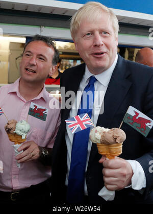 Candidat à la direction du parti conservateur Boris Johnson avec Secrétaire Gallois Alun Cairns lors d'une visite à l'île de Barry, dans le sud du Pays de Galles. Banque D'Images