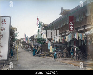 [ 1880 - Japon Ville Dci sur la Nakasendo ] - ville inns à Oiwake Juku (追分宿) dans la préfecture de Nagano autour de 1880 (13) L'ère Meiji. La ville a été le vingtième des soixante-neuf stations (shukueki) de la Nakasendo, une des deux routes qui reliait Edo (l'actuelle Tokyo) à Kyoto. 19e siècle vintage albumen photo. Banque D'Images