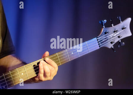 Le guitariste joue sur de la guitare basse, Close up . Banque D'Images