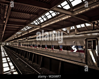 Un train à septum 30th street station dans le centre-ville de Philadelphie Banque D'Images