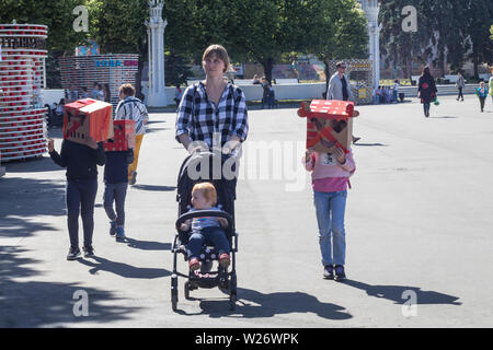 Moscou, Russie - le 2 juillet 2019, Mère de trois enfants de marcher le long de l'allée dans le parc Banque D'Images