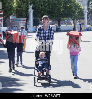 Moscou, Russie - le 2 juillet 2019, Mère de trois enfants de marcher le long de l'allée dans le parc Banque D'Images