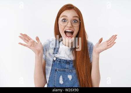 Jusqu'à la taille femme gaie animée surpris réagir bonne nouvelle ami se serrer la main, un large sourire amusé, mâchoire tomber regarder fasciné de l'appareil photo et joyeuse, st Banque D'Images