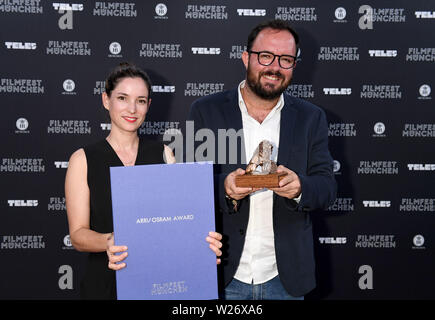 Munich, Allemagne. Le 06 juillet, 2019. Les gagnants du Prix International Osram/Arri, Emilie Lesclaux,(l) et Juliano Dornelles, debout sur le tapis rouge de l'Gasteig. Le Filmfest prend fin aujourd'hui avec diverses cérémonies de remise de prix. Crédit : Felix Hörhager/dpa/Alamy Live News Banque D'Images