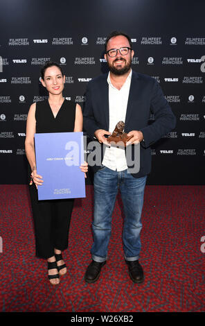 Munich, Allemagne. Le 06 juillet, 2019. Les gagnants du Prix International Osram/Arri, Emilie Lesclaux,(l) et Juliano Dornelles, debout sur le tapis rouge de l'Gasteig. Le Filmfest prend fin aujourd'hui avec diverses cérémonies de remise de prix. Crédit : Felix Hörhager/dpa/Alamy Live News Banque D'Images