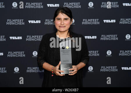 Munich, Allemagne. Le 06 juillet, 2019. Melina León, lauréat du Prix Cinevision internationale pour les jeunes créateurs, se dresse sur le tapis rouge de l'Gasteig. Le Filmfest prend fin aujourd'hui avec diverses cérémonies de remise de prix. Crédit : Felix Hörhager/dpa/Alamy Live News Banque D'Images