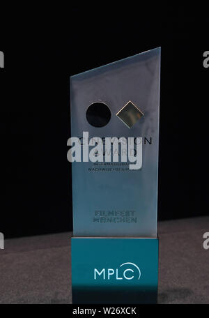 Munich, Allemagne. Le 06 juillet, 2019. L'international Cinevision Award pour des cinéastes se dresse sur une table dans le Gasteig sur scène. Le Filmfest prend fin aujourd'hui avec diverses cérémonies de remise de prix. Crédit : Felix Hörhager/dpa/Alamy Live News Banque D'Images