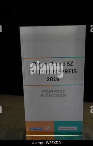 Munich, Allemagne. Le 06 juillet, 2019. Le Bayern 2 SZ et prix du public seront présentés sur une table dans le Gasteig sur scène. Le Filmfest prend fin aujourd'hui avec diverses cérémonies de remise de prix. Crédit : Felix Hörhager/dpa/Alamy Live News Banque D'Images