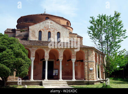 Portique du début du xiie C'église Santa Fosca sur l'île de Torcello dans la lagune de Venise, octogonale sur un plan de croix grecque en style byzantin Banque D'Images