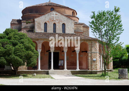 Portique du début du xiie C'église Santa Fosca sur l'île de Torcello dans la lagune de Venise, octogonale sur un plan de croix grecque en style byzantin Banque D'Images