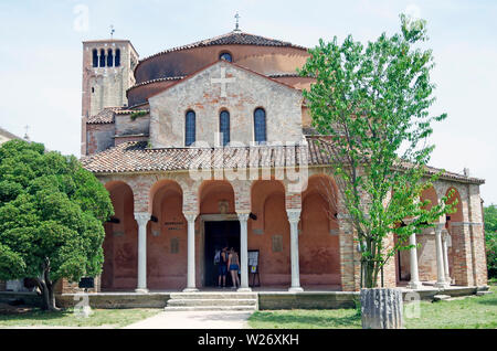 Portique du début du xiie C'église Santa Fosca sur l'île de Torcello dans la lagune de Venise, octogonale sur un plan de croix grecque en style byzantin Banque D'Images