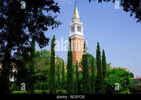 Venise, Italie, l'hôtel Campanile de Andrea Palladio's Église de San Giorgio Maggiore, vue depuis les jardins derrière l'église. Banque D'Images