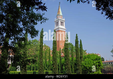 Venise, Italie, l'hôtel Campanile de Andrea Palladio's Église de San Giorgio Maggiore, vue depuis les jardins derrière l'église. Banque D'Images