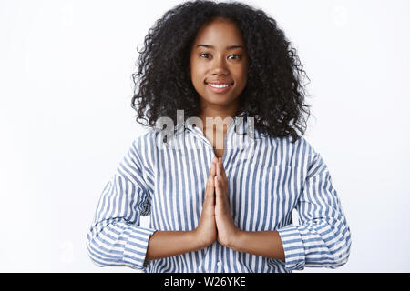 Portrait de fidèles bon-à-agréable femme croire Dieu appuyez sur paumes ensemble priant tout sourire releaved, supplication permanent Banque D'Images