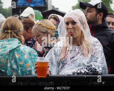 Grand parc Tew, Chadlington, Oxfordshire, UK. L'écoute des fans de KT Tunstall à Cornbury Festival de musique. Crédit : Laura Downs/Alamy Live News Banque D'Images