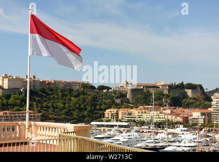 Brandissant le drapeau de Monaco au centr de Monaco. Banque D'Images