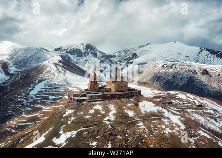 L'église de trinité Gergeti dans le Nord de la Géorgie, prise en avril 2019rn' prises en hdr Banque D'Images