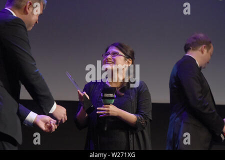 Munich, Allemagne. Le 06 juillet, 2019. Melina León, lauréat du Prix international Cinevision pour des cinéastes, seront sur scène avec ses prix au Gasteig. Le Filmfest prend fin aujourd'hui avec diverses cérémonies de remise de prix. Crédit : Felix Hörhager/dpa/Alamy Live News Banque D'Images