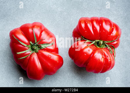 Heirloom tomatoes on Vue de dessus de table Banque D'Images