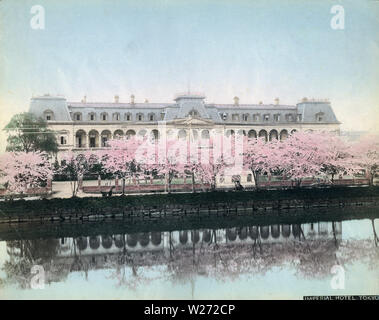 [ 1890 - Japon Imperial Hotel, Tokyo ] - La première Teikoku Hotel Imperial (Hotel) à Tokyo, ca. Années 1890. L'hôtel a ouvert ses portes le 20 novembre 1890 (23) et Meiji a été détruit par un incendie le 16 avril 1922 (Taisho 11). 19e siècle vintage albumen photo. Banque D'Images