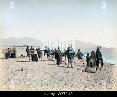 [ 1890 - Japon ] au travail des pêcheurs japonais - Les pêcheurs sur la plage, 1890. 19e siècle vintage albumen photo. Banque D'Images