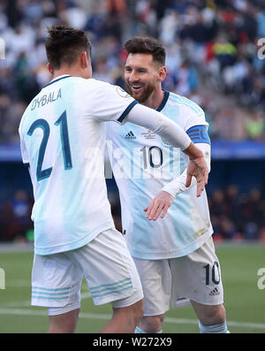 SÃO PAULO, SP - 06.07.2019 : ARGENTINE VS. Chili - Paulo Dybala de l'Argentine célèbre avec l'Argentine, el Mes Messi après avoir marqué un but lors d'un match entre l'Argentine et le Chili, vafor la troisième place match ofh de la Copa America 2019, tenue ce samedi (06) à l'Arena Corinthians de São Paulo, SP. (Photo : Marcelo Machado de Melo/Fotoarena) Banque D'Images