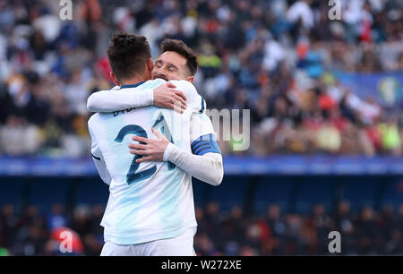 SÃO PAULO, SP - 06.07.2019 : ARGENTINE VS. Chili - Paulo Dybala de l'Argentine célèbre avec l'Argentine, el Mes Messi après avoir marqué un but lors d'un match entre l'Argentine et le Chili, vafor la troisième place match ofh de la Copa America 2019, tenue ce samedi (06) à l'Arena Corinthians de São Paulo, SP. (Photo : Marcelo Machado de Melo/Fotoarena) Banque D'Images