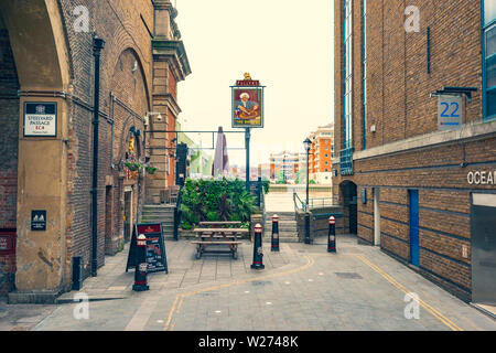 Angleterre LONDRES - 1 juillet 2013. L'entrée et signe pour le banquier en Pub Cousin Lane dans la ville Banque D'Images