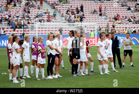 Les joueurs de l'Angleterre semblent déprimés à la fin de la Coupe du Monde féminine de la fifa Troisième Place Play-Off au stade de Nice, Nice. Banque D'Images