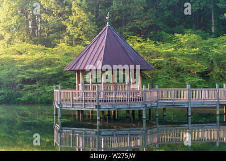 Photo d'un Gazebo construite sur l'eau prises dans le début de mes rêves de lumière. Banque D'Images