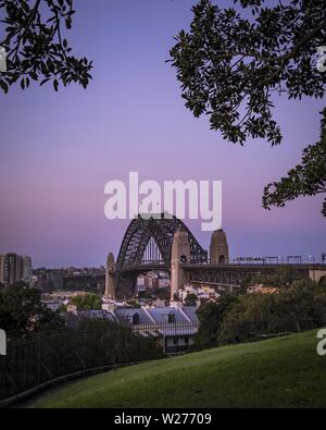 Photo à longue portée du pont du port de Sydney avec ses tours d'un parc Banque D'Images