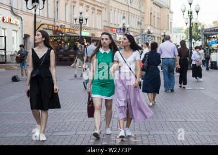 Moscou, Russie - le 2 juillet 2019, trois jeunes filles en robes sont marcher le long de la rue Arbat dans une foule Banque D'Images