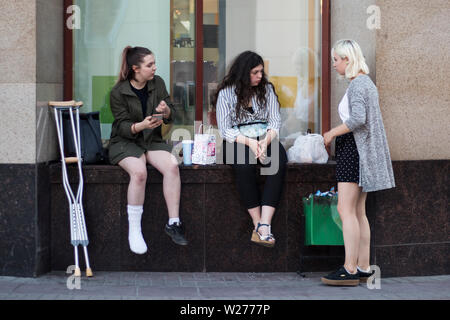 Moscou, Russie - le 2 juillet 2019 trois jeunes filles s'asseoir et parler près de la veuve dans la rue Arban Banque D'Images