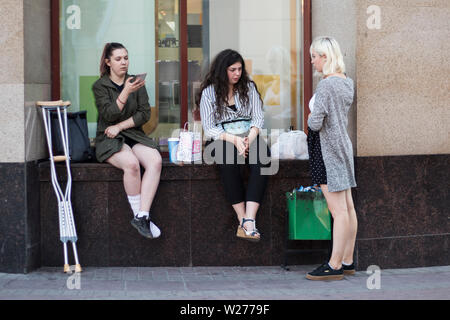 Moscou, Russie - le 2 juillet 2019 trois jeunes filles s'asseoir et parler près de la veuve dans la rue Arban Banque D'Images