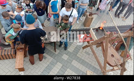 Nizhny Novgorod, Russie - 12 juin 2019 : Jour de l'indépendance. Maison de ville. Les jeunes font des crédits, faire fondre le métal, il moule et travailler sur une enclume. La Russie Banque D'Images