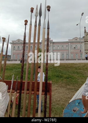 Sol en bois pour se protéger contre les flèches et les armes à froid. Spears avec conseils de métal. Armes de défense et d'attaque dans la bataille. La Russie du 15ème siècle. Banque D'Images