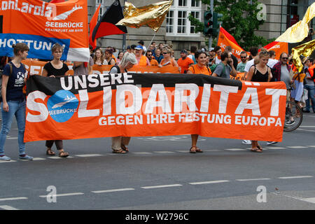 Francfort, Allemagne. 6 juillet 2019. Les manifestants portent une bannière qui se lit 'notre solidarité contre votre Forteresse Europe'. Plus de 1 000 personnes ont défilé à Francfort, à appeler pour enregistrer les réfugiés, à la fin de la criminalisation de sauvetage en mer et une disposition de ports pour enregistrer les réfugiés en Europe. Cette manifestation s'inscrivait dans le cadre d'une large protestation Seebrucke allemande sous le slogan de "l'état d'urgence de l'humanité", qui a eu lieu après 3 Sea-Watch allemand le capitaine Carola Rackete a été arrêté en Italie pour secourir les réfugiés en Méditerranée et de les traduire en Italie. Banque D'Images