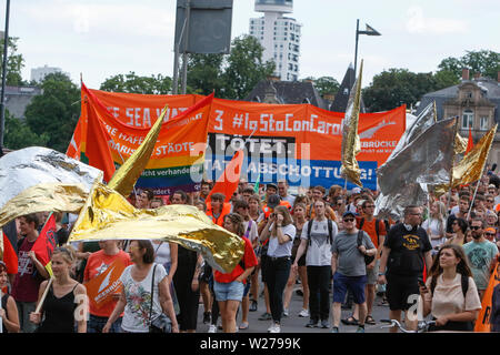 Francfort, Allemagne. 6 juillet 2019. Les manifestants défilent dans le centre-ville de Francfort. Plus de 1 000 personnes ont défilé à Francfort, à appeler pour enregistrer les réfugiés, à la fin de la criminalisation de sauvetage en mer et une disposition de ports pour enregistrer les réfugiés en Europe. Cette manifestation s'inscrivait dans le cadre d'une large protestation Seebrucke allemande sous le slogan de "l'état d'urgence de l'humanité", qui a eu lieu après 3 Sea-Watch allemand le capitaine Carola Rackete a été arrêté en Italie pour secourir les réfugiés en Méditerranée et de les traduire en Italie. Banque D'Images