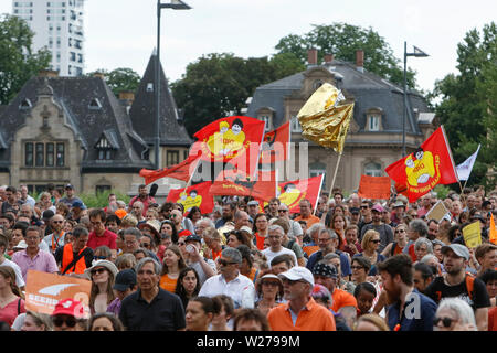 Francfort, Allemagne. 6 juillet 2019. Les manifestants défilent dans le centre-ville de Francfort. Plus de 1 000 personnes ont défilé à Francfort, à appeler pour enregistrer les réfugiés, à la fin de la criminalisation de sauvetage en mer et une disposition de ports pour enregistrer les réfugiés en Europe. Cette manifestation s'inscrivait dans le cadre d'une large protestation Seebrucke allemande sous le slogan de "l'état d'urgence de l'humanité", qui a eu lieu après 3 Sea-Watch allemand le capitaine Carola Rackete a été arrêté en Italie pour secourir les réfugiés en Méditerranée et de les traduire en Italie. Banque D'Images