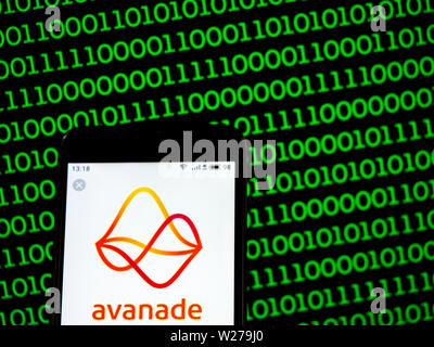 Sur cette photo, l'illustration logo Avanade est vu affichée sur un smartphone Banque D'Images
