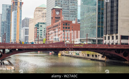 Chicago, Illinois. USA, Dearborn street bridge over river, les immeubles de grande hauteur, le printemps de l'arrière-plan Banque D'Images