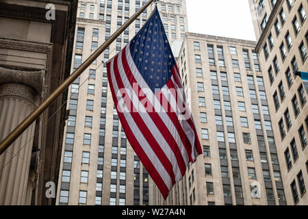 USA symbole. Brandir le drapeau américain dans le centre-ville de Chicago, Illinois. Les tours d'habitation. Banque D'Images