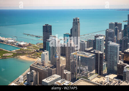 Chicago cityscape vue aérienne, journée de printemps. Les immeubles de grande hauteur et le lac Michiganl, fond de ciel bleu. Portrait de skydeck Banque D'Images