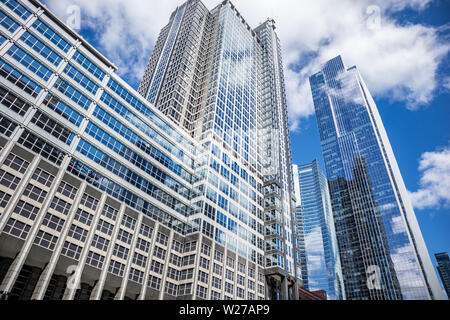 Chicago cityscape, journée de printemps. Chicago ville d'immeubles de grande hauteur, les façades en verre, fond de ciel bleu, low angle view Banque D'Images