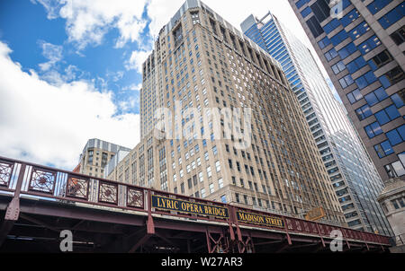 Chicago cityscape, journée de printemps. Plus de bâtiments de la ville de Chicago Lyric Opera bridge, Madison Street, fond de ciel bleu, low angle view Banque D'Images